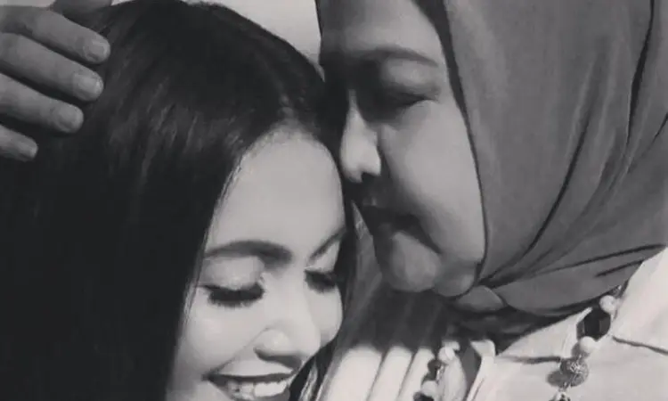 Denada Unggah Kerinduan Ibu di Tengah Gugatan Dugaan Telantarkan Anak