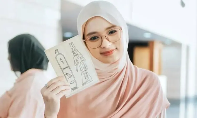 Inara Rusli Tarik Ucapan Kontroversial Soal Wanita dan Pria Beristri